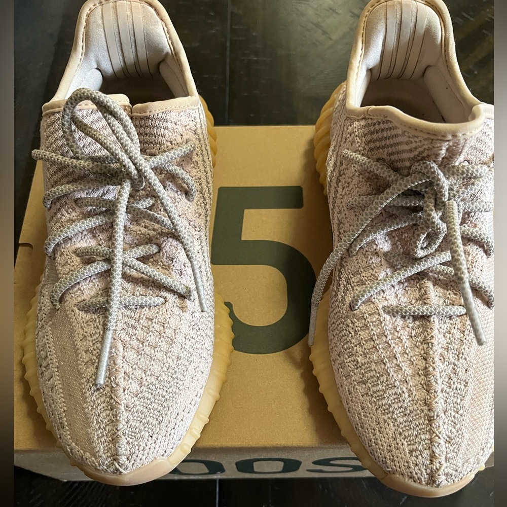 Yeezy Boost 350 V2 - Picture 3 of 8